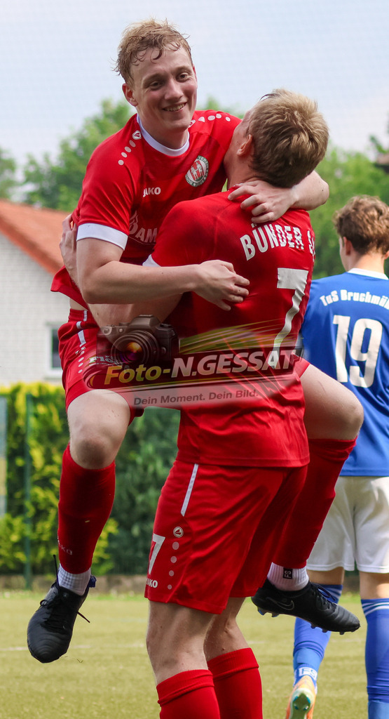 Bünder SV - TuS Bruchmühlen II | Auf dem Bild zu sehen: grün Bünder SV v.l.: Florian Finke, Volkmar Vöge  Bünder SV, TuS Bruchmühlen II, Saison 25/26, Kreisliga A, Bünde, Deutschland - Realisiert mit Pictrs.com