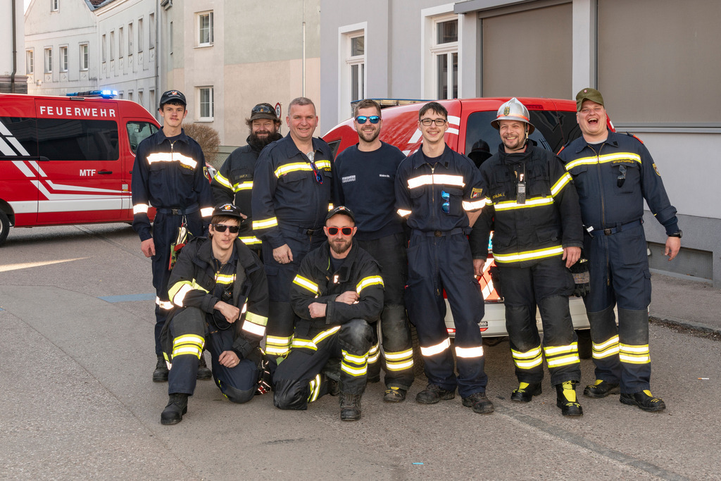 MASKEN-Gruppe_9112 | Fotostrecke: FASCHINGSUMZUG 2025 in Loosdorf. 22 Masken(gruppen)-Teilnehmer: Loosdorfer Vereine, Wirtschaftstreibende, Gemeindeabordnungen sowie Kreditinstitute. rund 700 Besucher entlang der Hauptstrasse. Veranstaltungs-Sicherung durch Mannschaft der FF-Loosdorf mit schwerem Gerät. Maskenprämierung am EKZ-Platz durch Bgm. Thomas Vasku in den Kategorien: Bester Festwagen (Fa. gkonzept-Groissenberger; Beste Personengruppe-ASK-Loosdorf; Beste Einzelperson; Weiteste Anreise-FF Schollach;