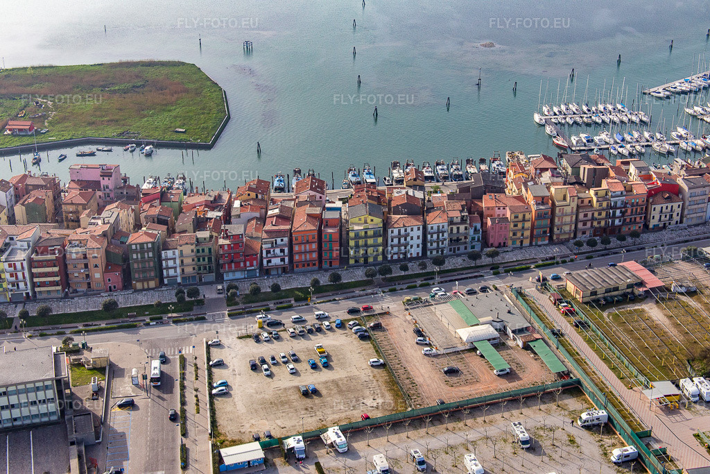Vue aérienne: Vue de la ville à Chioggia dans le département Vénétie, Italie. Photo: IMG_087424.jpg prise le 06/04/2016 par Werner Riehm/FLY-FOTO.eu – Résolution de l'original: 5472 x 3648 px