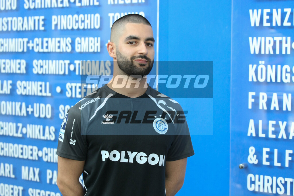 VfL Gummersbach Team 25/26 | Physio Francisco Castro, VfL Gummersbach Team 25/26 - © Sportfoto-Sale (MK) - Realisiert mit Pictrs.com