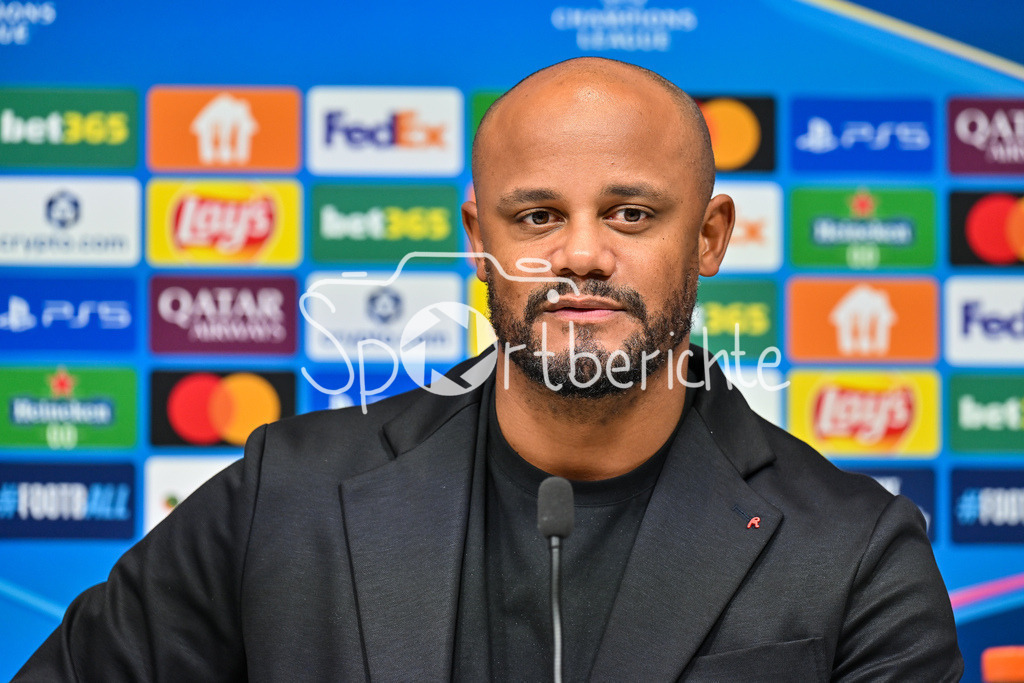 Paphos FC - FC Bayern München | im Bild Vincent KOMPANY Trainer FC Bayern Muenchen auf der Pressekonferenz vor dem Spiel in Pafos / Einzelfoto / Freisteller