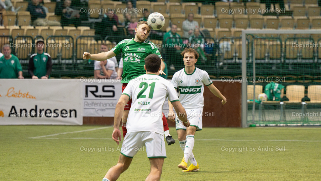 Vorrunde - Gruppe A - MTSV Hohenwestedt vs PSV Neumünster | Jorit Rathje (MTSV #21) / Tim Möller (PSV #21) &amp; Tom Zarpe (PSV #20) // 44. RS-Reifenhandel-Cup 2024 / Vorrunde - Gruppe A - MTSV Hohenwestedt vs PSV Neumünster / Holstenhalle 1 / Neumünster / 26.12.24 - Realisiert mit Pictrs.com