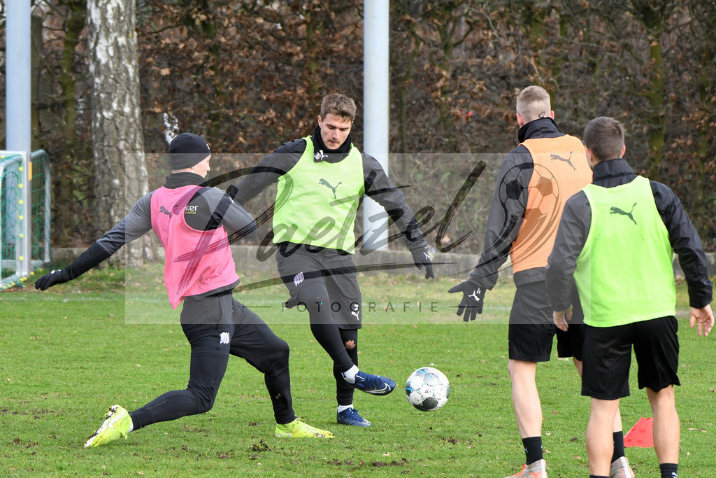 20200130_TRAOSN_0016 | Fußball, Herren: Sven Koehler (VfL Osnabrueck) und Benjamin Girth (VfL Osnabrueck) im Zweikampf waehrend der Trainingseinheit des VfL Osnabrueck im Sportpark Illoshoehe am 30.01.2020 in Osnabrueck, Deutschland. - Realisiert mit Pictrs.com