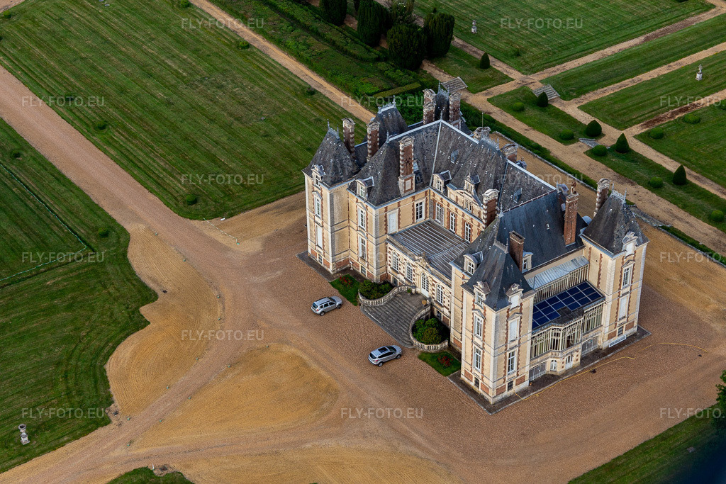 Vue aérienne: Le Domaine de La Pierre au Coudrecieux dans la Sarthe à Coudrecieux dans le département Sarthe, France. Photo: IMG_132418.jpg prise le 14/06/2022 par Werner Riehm/FLY-FOTO.euRésolution de l'original: 4940 x 3293 pxDomaine de la Pierre