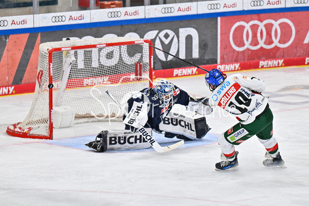 ERC Ingolstadt - Augsburger Panther | Chris COLLINS (Augsburger Panther #10) knallt die Scheibe an den Pfosten / Michael GARTEIG (ERC Ingolstadt #34) waere geschlagen gewesen / DEL: ERC Ingolstadt - Augsburger Panther, Saturn Arena am 03.11.2024