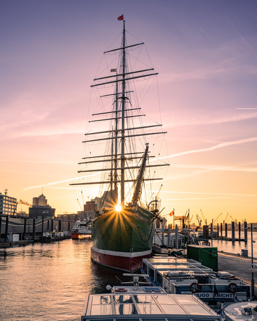 Segelschiff im goldenen Abendlicht | Das Segelschiff im warmen Abendlicht mit tief stehender Sonne – ein klassisches maritimes Motiv aus dem Hamburger Hafen. - Realisiert mit Pictrs.com