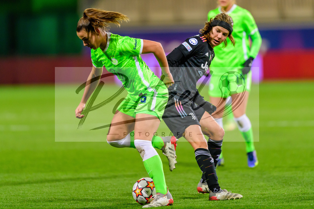 WOBJUV20211118_025 | Fussball, Frauen: Lena Oberdorf (VfL Wolfsburg) und Sofie Junge Pedersen (Juventus FC) im Zweikampf bei dem Spiel der UEFA Women´s Champions League zwischen VfL Wolfsburg und Juventus Turin im AOK-Stadion am 18.11.2021 in Wolfsburg, Deutschland. - Realisiert mit Pictrs.com