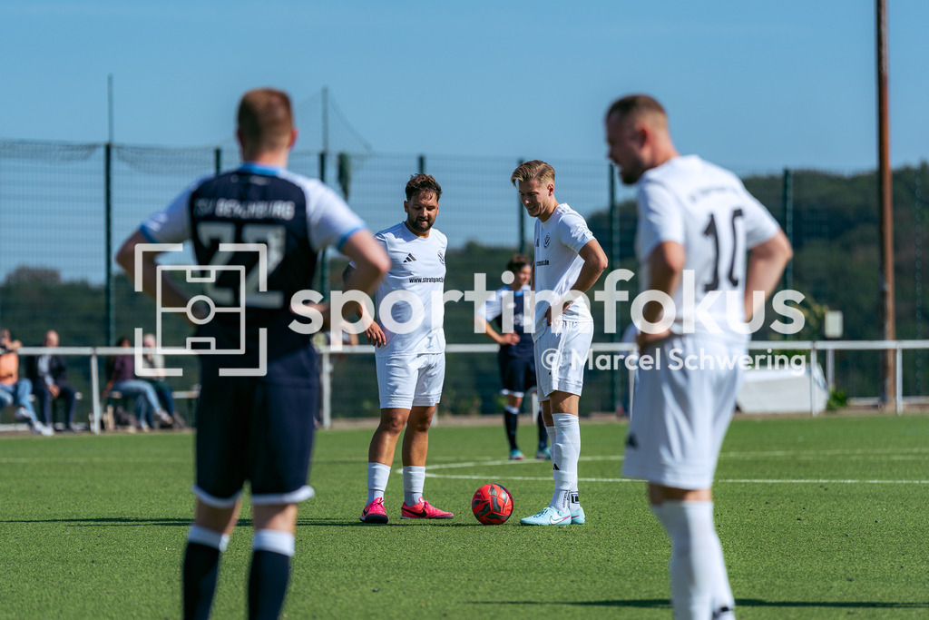 SV Jägerhaus-Linde – TSV Beyenburg | Tom-Vincent Stratmann (4, SV Jägerhaus-Linde) und Sven Christian Gatzenmeier (23, SV Jägerhaus-Linde) bei einem Freistoß (v.l.). Kreisliga A: SV Jägerhaus-Linde gegen TSV Beyenburg, Wuppertal, 27.09.2026. Endstand: 1:2 (0:1). sportimfokus / Marcel Schwering - Realisiert mit Pictrs.com
