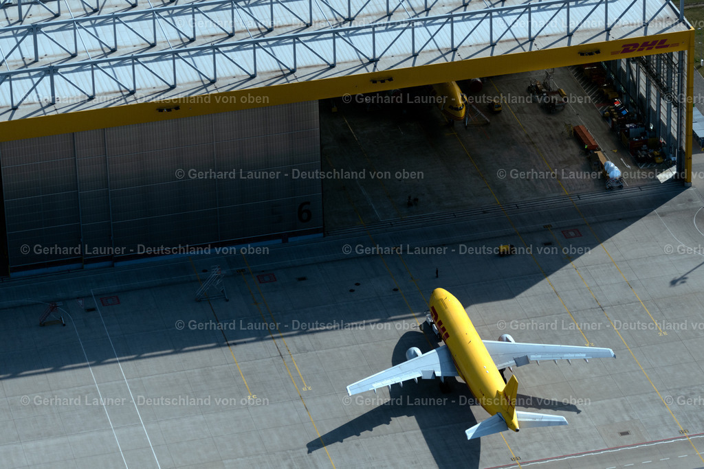4040032 | SCHKEUDITZ 14.09.2020 Abstellflächen, Vorfeld und Logistikflächen an den Abfertigungs- Gebäuden und Frachtterminals auf dem Gelände des Luftfrachtdrehkreuz am Flughafen und DHL Hub an der Hermann-Köhl-Straße in Schkeuditz im Bundesland Sachsen, Deutschland. Weiterführende Informationen bei: DHL Hub Leipzig GmbH,  DHL Paket GmbH,  Deutsche Post AG,  OBERMEYER Project Management GmbH,  RKW Architektur +  Rhode Kellermann Wawrowsky GmbH. // Check-in buildings and cargo terminals on the grounds of the airport on DHL Hub in Schkeuditz in the state Saxony, Germany. Further information at: DHL Hub Leipzig GmbH,  DHL Paket GmbH,  Deutsche Post AG,  OBERMEYER Project Management GmbH,  RKW Architektur +  Rhode Kellermann Wawrowsky GmbH. Foto: Gerhard Launer