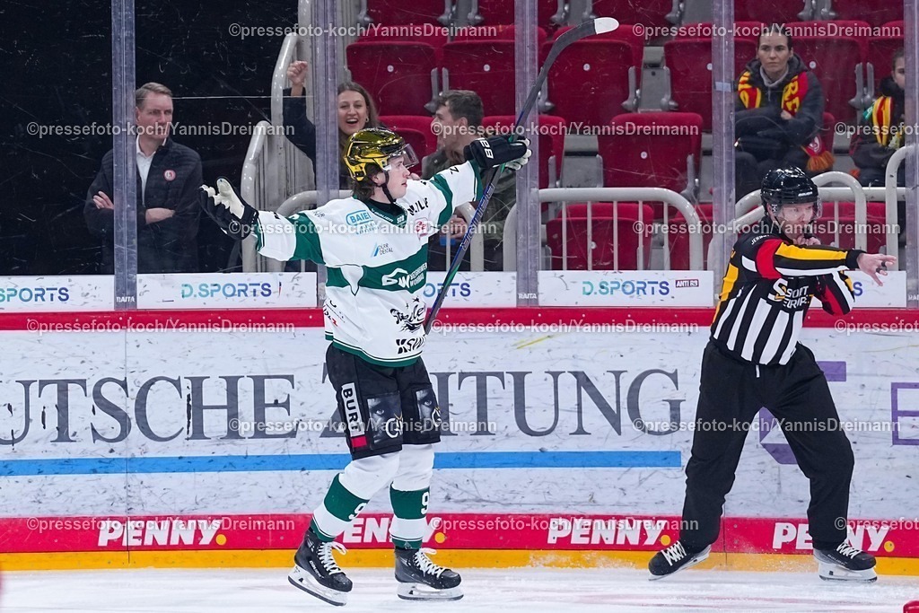xYDRx12122501001 | 12.12.2025, xydrx, Eishockey, DEL2, Düsseldorfer EG - Bietigheim Steelers, PSD Bank Dome Düsseldorf: Torjubel nach dem Tor zum 1:0 für die Bietigheim Steelers durch Torschütze Brett Kemp (Bietigheim Steelers #9)Photo: xYannisxDreimannxPressefotoKochx