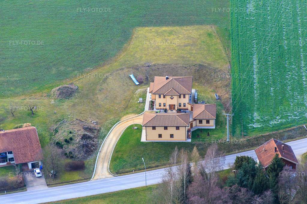 Luftbild: Pfarrhofstr im Ortsteil Hirschbach in Bad Birnbach im Bundesland Bayern in Deutschland. Foto: IMG_085597.jpg vom 31.12.2015 durch Werner Riehm/FLY-FOTO.de
