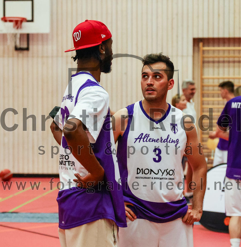 2022-05-15_151_SpVgg_Altenerding_gegen_TSV_Muenchen-Forstenried | Erding, Deutschland, 15.05.2022:
Basketball, Bezirksliga 2021 / 2022, Play-Offs, SpVgg Altenerding gegen TSV München-Forstenried, Endergebnis: 55:57

Laris Drusko (SpVgg Altenerding, #3)

Foto: Christian Riedel / fotografie-riedel.net