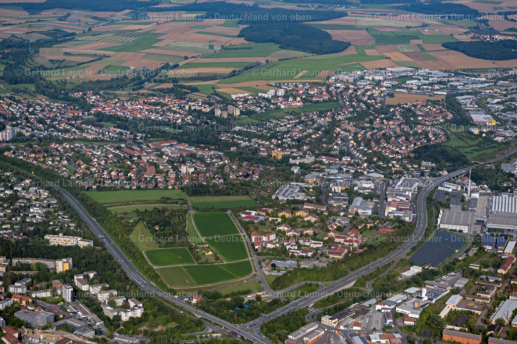 4047885 | LENGFELD 21.08.2021 Ortsansicht der Straßen und Häuser der Wohngebiete in Lengfeld im Bundesland Bayern, Deutschland. // Town View of the streets and houses of the residential areas in Lengfeld in the state Bavaria, Germany. Foto: Gerhard Launer
