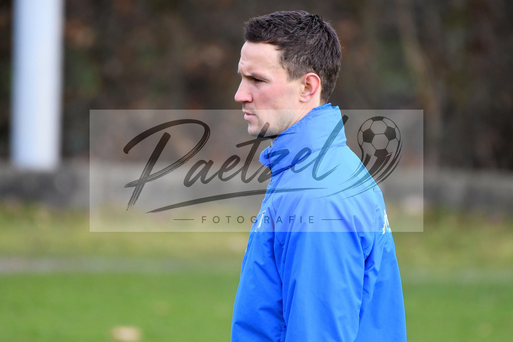 20200130_TRAOSN_0065 | Fußball, Herren: Co-Trainer Tim Danneberg (VfL Osnabrueck) schaut waehrend der Trainingseinheit des VfL Osnabrueck im Sportpark Illoshoehe am 30.01.2020 in Osnabrueck, Deutschland. - Realisiert mit Pictrs.com