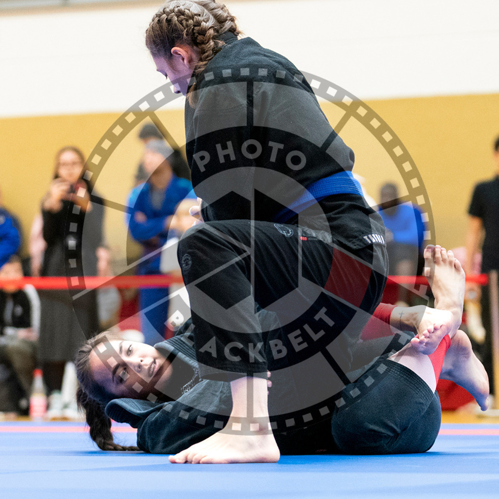 20231118PBB10061-2 | Fighters compete during the AJP Tour 600 Frankfurt Championship in Frankfurt/Main, Germany, on November 18, 2023.