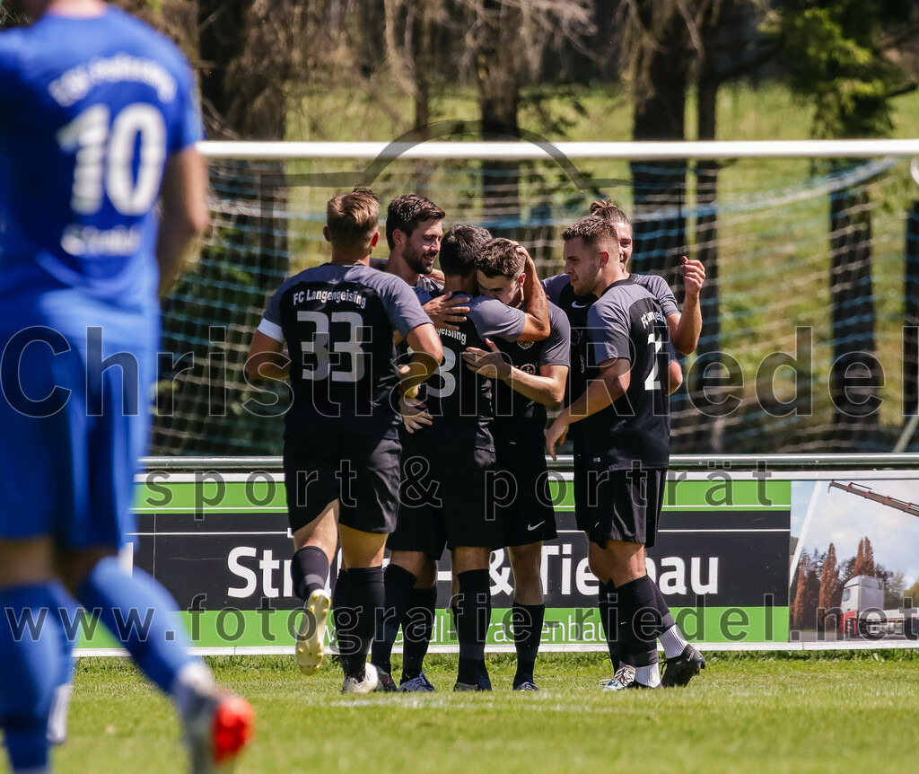 2023-08-12_106_FC_Langengeisling_gegen_ESV_Freilassing | Erding, Deutschland, 12.08.2023:
Fußball, Bezirksliga Oberbayern Ost 2023 / 2024, 4. Spieltag, FC Langengeisling gegen ESV Freilassing, Endergebnis: 2:1

Jubel nach dem 1:0 durch Paul Bucher (FC Langengeisling, #18)

Foto: Christian Riedel / fotografie-riedel.net