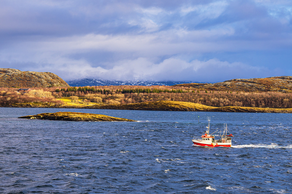 Felsen und Fischerboot im Winter nahe Sortland in Norwegen | Felsen und Fischerboot im Winter nahe Sortland in Norwegen.
