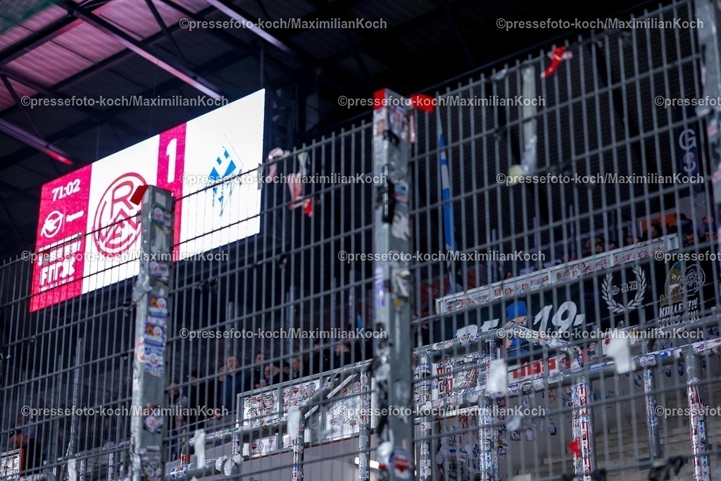 RWE04032601098 | 2026.03.04, Fußball, 3.Liga Herren, Rot-Weiss Essen -  SV Waldhof Mannheim, Stadion Hafenstraße, 27.Spieltag, Saison 2025 / 2026: Blick in den Gästeblock während der Spielunterbrechung  DFB regulations prohibit any use of photographs as image sequences and or quasi-video.