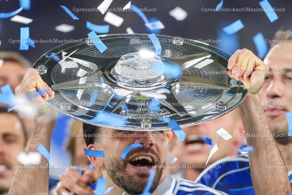 S0417052602049 | 17.05.2026, Fußball, FC Schalke 04 - Eintracht Braunschweig, 34. Spieltag, 2. Fußball Bundesliga, Veltins-Arena Gelsenkirchen, Saison 2025 2026: Schalke 04 ist Meister der 2. Bundesliga. Die Mannschaft gewinnt die Meisterschaft und steht jubelnd auf dem Spielfeld. Freude und Emotionen nach dem Sieg. Nahaufnahme Detailfoto Meisterschale in den Händen von Kenan Karaman&nbsp;&nbsp;(Schalke04 #19) im Konfetti Konfettiregen bei der Siegerehrung  DFB regulations prohibit any use of photographs as image sequences and or quasi-video.