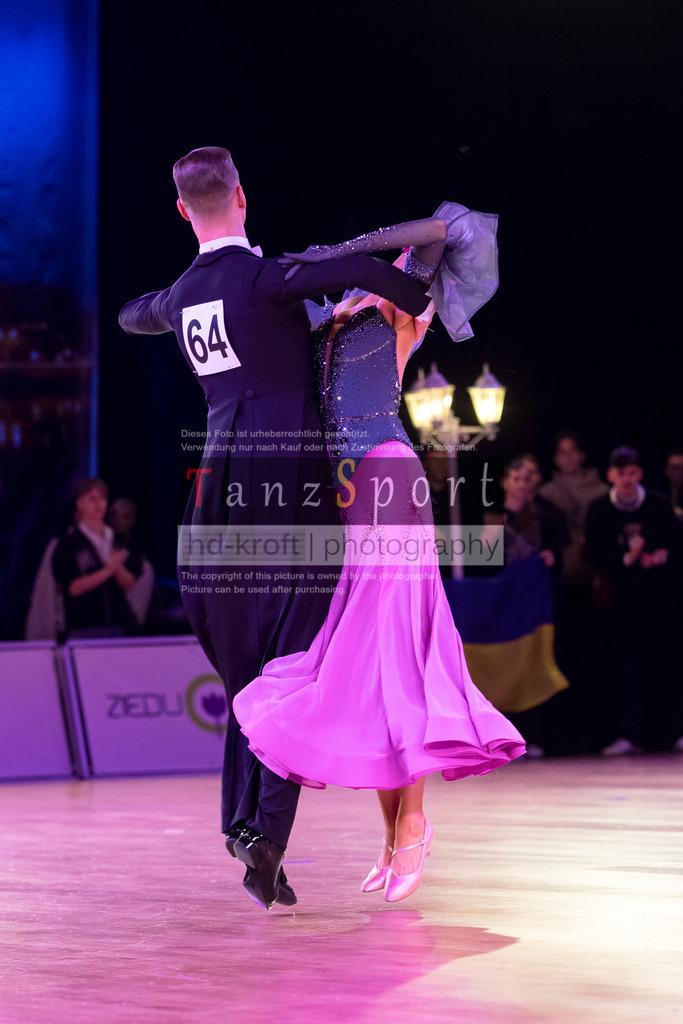 20241215_WDSF_Int_Open_Std-Riga-9906 | Tanzsportbilder, Standardtanz, Lateintanz, WDSF, DTV, LTVB, dancecomp, goc, hessen tanzt, blaues band der spree, walzer, tango, wiener walzer, slowfox, quickstepp, samba, rumba, cha-cha-cha, paso doble. jive, hd-kroft photography, turniertanzsport