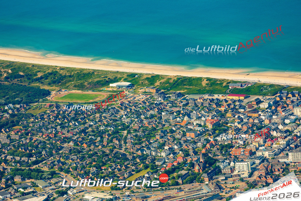 Klassische Luftaufnahme ohne Drohne zeigt:Westerland bei Sylt - Die Luftbildaufnahme wurde 2025 vom UL-Flugzeug heraus erstellt ( keine Drohnenaufnahme ) - Hochauflösende Luftaufnahme -Nicht vergleichbar mit Google Maps oder Satelittenbilder- Die Geschenkidee !Mit Lizenz und Bildrechte bestellbar