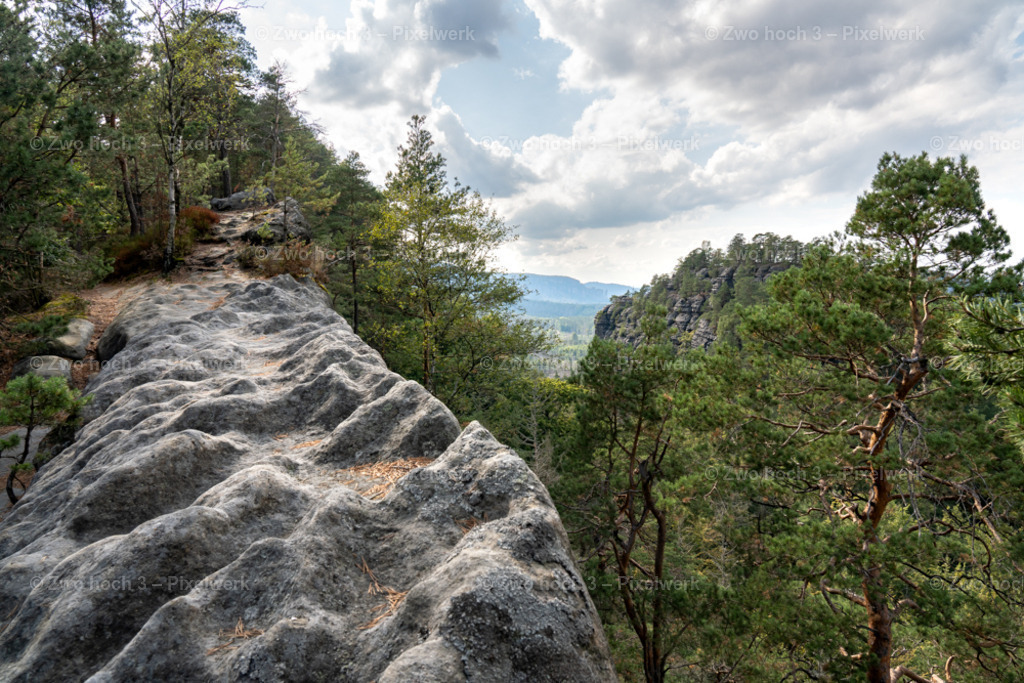 Grosser_Teichstein_Aussicht_Kantstein_Felsen_Baum_Kiefer | 2022-08-30_Waldbrandgebiete_1 - Realisiert mit Pictrs.com