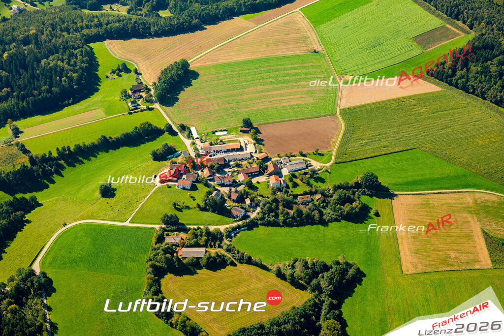 Das Luftbild zeigt : Trasching Roding - Die Luftaufnahme wurde 2023 vom UL-Flugzeug aus erstellt ( keine Drohne ) - Hochauflösende Luftaufnahme - Für grossformatige Ausdrucke geeignet. Die Geschenkidee !Mit Lizenz und Bildrechte bestellbar