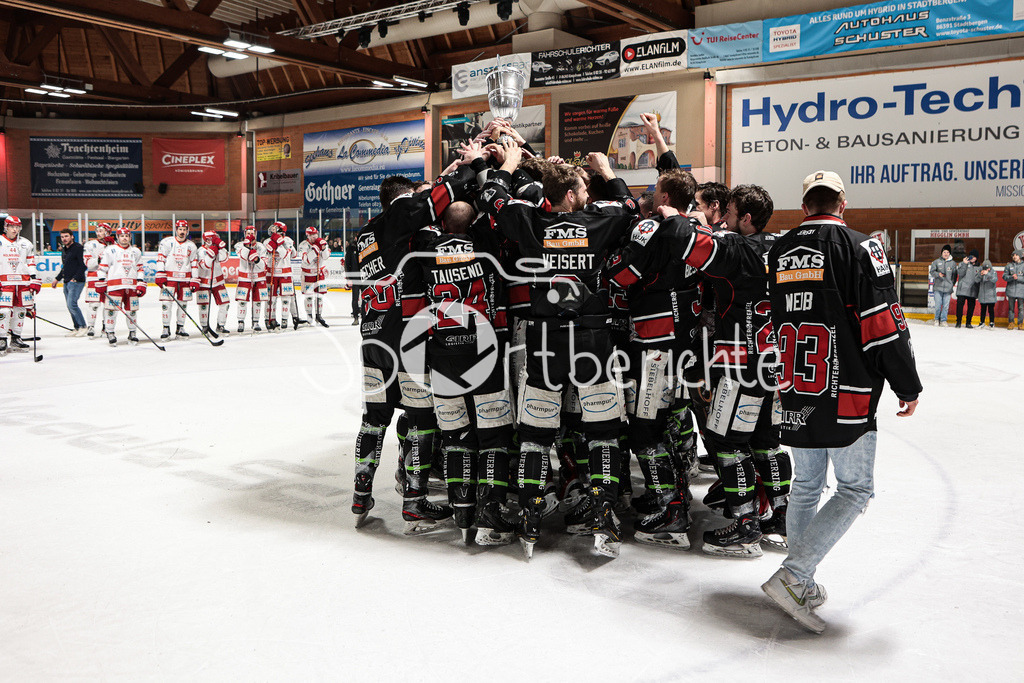 EHC Königsbrunn - TEV Miesbach | Grenzenloer Jubel beim EHC Koenigsbrunn nach dem Gewinn der Bayerliga Meisterschaft im Spiel 3 der Playoffserie gegen den TEV Miesbach / Jubel / Freude / Siegerfoto