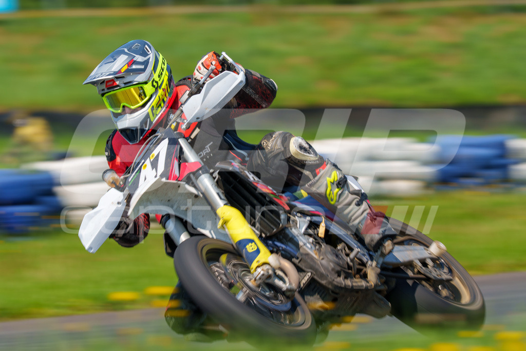 G-Cup + Supermoto Staatsmeisterschaft + Hungarian Supermoto Championship | GRIPcapture steht für authentische Sportfotografie in Österreich – für Momente, die mehr sind als Geschwindigkeit oder Ergebnis. Es geht um Emotion, Spannung, Fokus und den Augenblick, der oft nur einen Wimpernschlag dauert.Ob Motorsport, Teamsport oder 