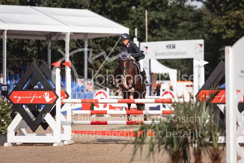 240906_BuCha_Pony-L-6j-206 | Deine schönsten Turniermomente als professionelle Fotos! Entdecke hochwertige Pferdesport-Fotografie im Online-Shop. Jetzt Fotos finden & bestellen!