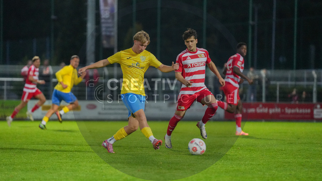 Fußball, Herren, Saison 2025/2026, Testspiel, Freundschaftsspiel, FSV 63 Luckenwalde vs. 1.FC Union Berlin, Mittwoch 08.10.2025, Werner-Seelenbinder-Stadion Luckenwalde, | Fußball, Herren, Saison 2025/2026, Testspiel, Freundschaftsspiel, FSV 63 Luckenwalde vs. 1.FC Union Berlin, Mittwoch 08.10.2025, Werner-Seelenbinder-Stadion Luckenwalde, Im Bild: Fritz Schröder (l. Luckenwalde) und David Preu (r. Union) - Realisiert mit Pictrs.com