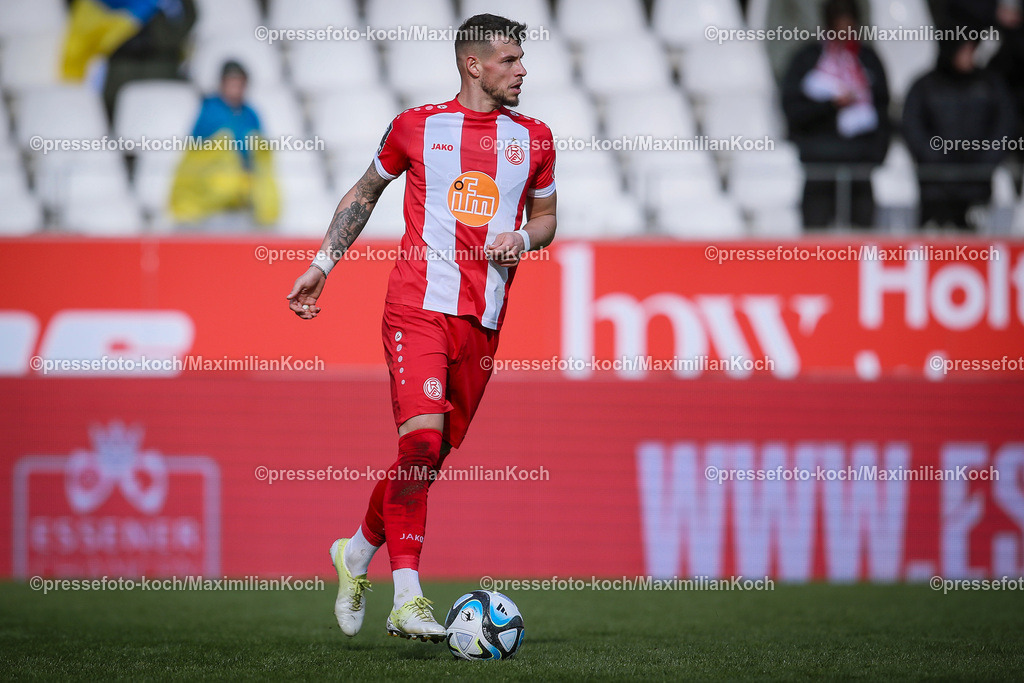 RWE23032402085 | 23.03.2024, Essen, Fußball, Stadion an der Hafenstraße, Testspiel Rot-Weiss Essen – NK Veres Rivne: Andreas Wiegel (Rot-Weiss Essen)