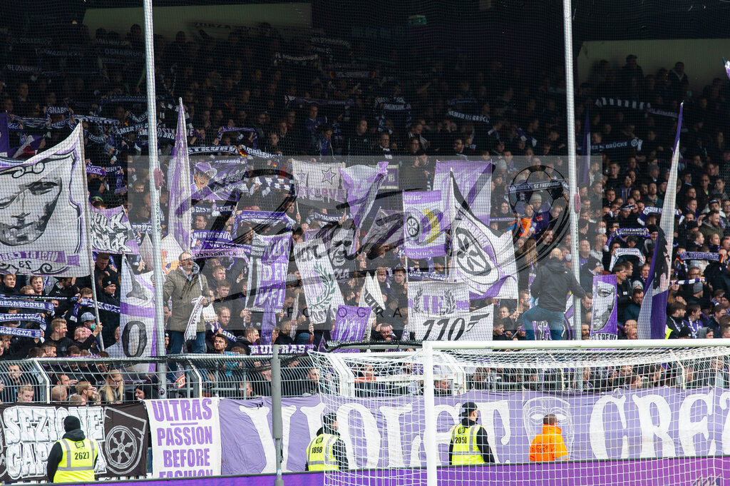 OSNTSV20211106_147 | Fussball, Herren: . Fans von VfL Osnabrueck bei dem Spiel der 3. Liga zwischen VfL Osnabrueck und TSV 1860 Muenchen im Stadion an der Bremer Bruecke am 06.11.2021 in Osnanbrueck, Deutschland.DFB / DFL REGULATIONS PROHIBIT ANY USE OF PHOTOGRAPHS AS IMAGE SEQUENCES AND/OR QUASI-VIDEO. - Realisiert mit Pictrs.com