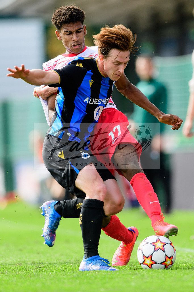 YLLEBR20210928_036 | Fussball, A-Junioren: Xander Blomme (Club Brugge KV) und Sanoussy Ba (RB Leipzig) im Zweikampf beim Spiel der UEFA Youth League zwischen RB Leipzig und FC Bruegge im Stadion am Cottaweg am 28.09.2021 in Leipzig, Deutschland. - Realisiert mit Pictrs.com