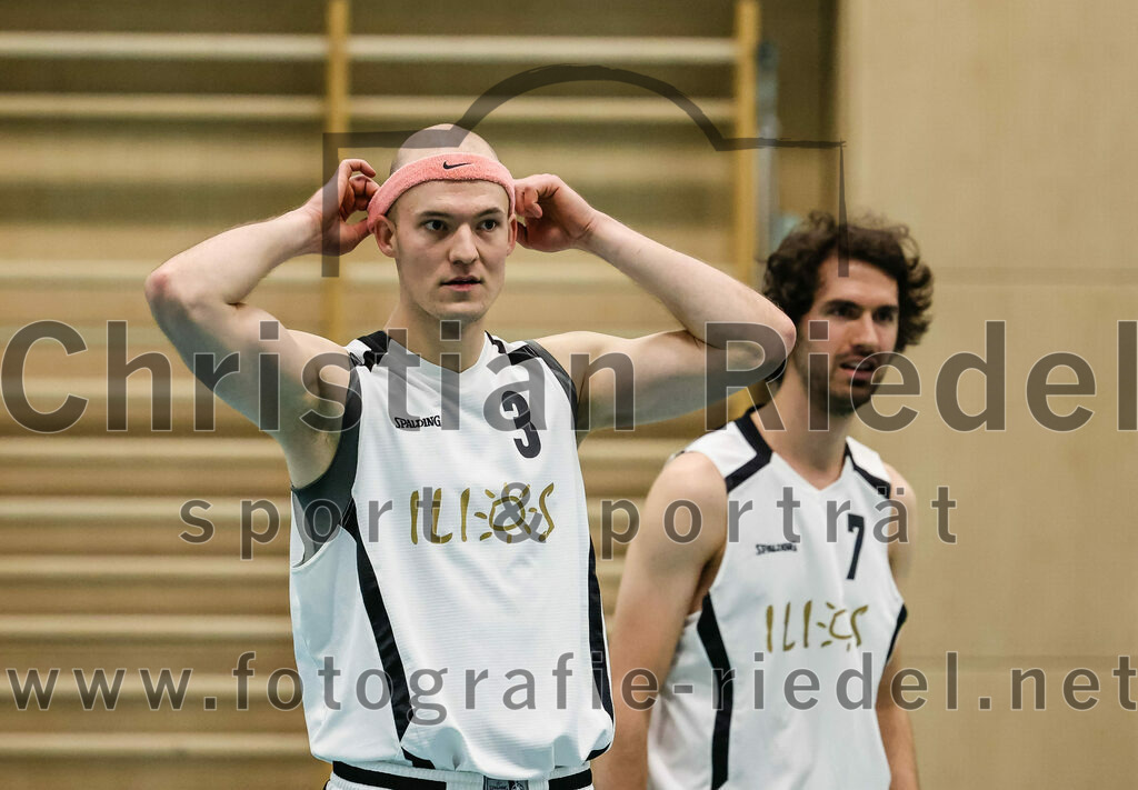 2022-12-03_009_TSV_Vaterstetten_gegen_TG_Landshut | Vaterstetten, Deutschland, 03.12.2022:
Basketball, Bayernliga Herren Südost 2022 / 2023, 7. Spieltag, TSV Vaterstetten gegen TG Landshut, Endergebnis: 71:78

F. Sutur (TSV Vaterstetten, #3), Luca Maurice Kohll (TSV Vaterstetten, #7)

Foto: Christian Riedel / fotografie-riedel.net