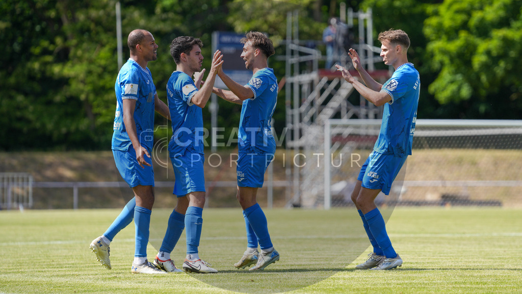 Fußball, Herren, Saison 2024/2025, Finaltag der Amateure 2025, Landespokal Brandenburg, Finale, VfB 1921 Krieschow vs. RSV Eintracht 1949, Samstag 24.05.2025, Volksparkstadion Neuruppin, | Fußball, Herren, Saison 2024/2025, Finaltag der Amateure 2025, Landespokal Brandenburg, Finale, VfB 1921 Krieschow vs. RSV Eintracht 1949, Samstag 24.05.2025, Volksparkstadion Neuruppin, Im Bild: Jubel des RSV Eintracht 1949 nach dem Führungstreffer. - Realisiert mit Pictrs.com