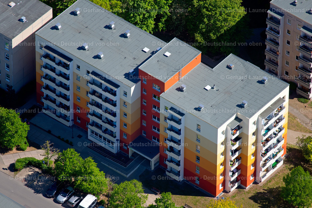 4026561 | ERFURT 07.05.2020 Gebäude des Seniorenzentrums Servicewohnen "Am Katzenberg" für Senioren im Ortsteil Melchendorf in Erfurt im Bundesland Thüringen, Deutschland. Weiterführende Informationen bei: TAG Wohnen &amp; Service GmbH. // Building of the retirement center Servicewohnen "Am Katzenberg" fuer Senioren in the district Melchendorf in Erfurt in the state Thuringia, Germany. Further information at: TAG Wohnen &amp; Service GmbH. Foto: Gerhard Launer