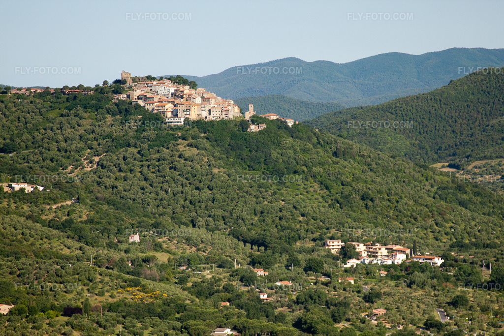 Aerial view: View of the town in Buriano in the state Tuscany, Italy. – Photo: IMG_28241.jpg taken on 06/01/2010 by Werner Riehm/FLY-FOTO.com – Resolution of the original: 4752 x 3168 px