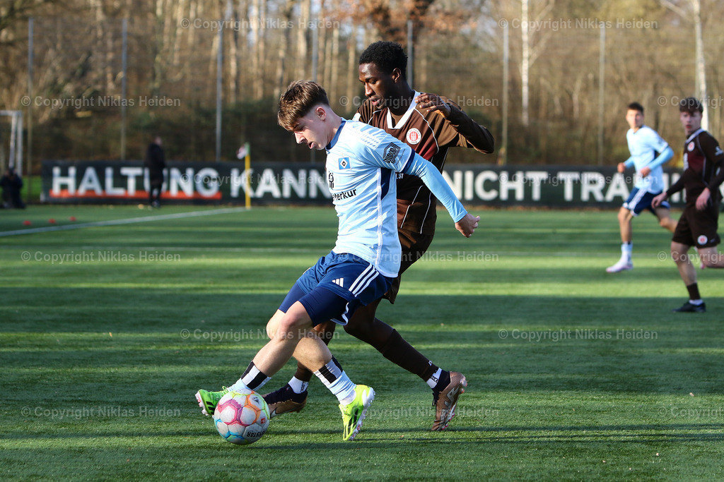 NH_FCStPauliU19_HamburgerSVU19_U19Bundesliga_27012024 | #9 Isma Baraze Adam (FC St. Pauli U19), #7 Davis Rath (Hamburger SV U19)

A-Junioren-Bundesliga Nord/Nordost I 14. Spieltag I 27.01.2024
