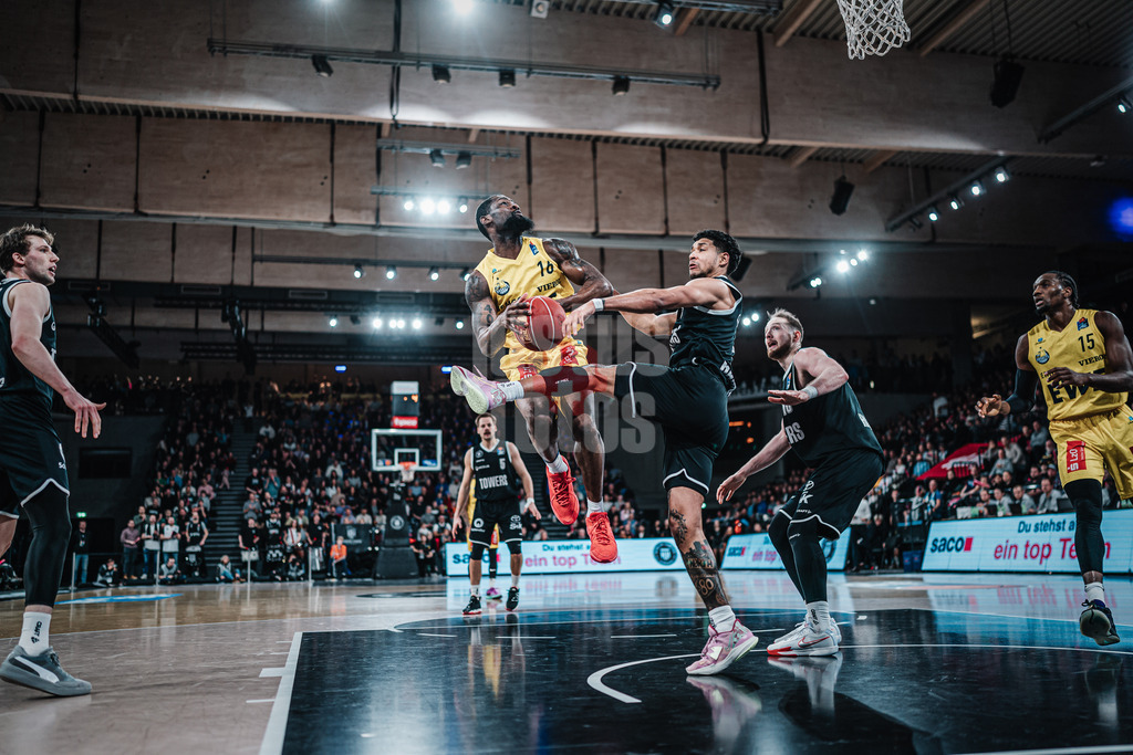 Basketball | Männer | Saison 2023/2024 | easyCredit Basketball Bundesliga | Veolia Towers Hamburg vs. EWE Baskets Oldenburg | 20.01.2024 | Chaundee Brown Jr. (#16, EWE Baskets Oldenburg) gegen Mark Hughes (#3, Veolia Towers Hamburg)
