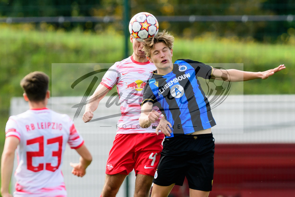 YLLEBR20210928_003 | Fussball, A-Junioren: Julius Pfennig (RB Leipzig) und Romeo Vermant (Club Brugge KV) im Zweikampf beim Spiel der UEFA Youth League zwischen RB Leipzig und FC Bruegge im Stadion am Cottaweg am 28.09.2021 in Leipzig, Deutschland. - Realisiert mit Pictrs.com