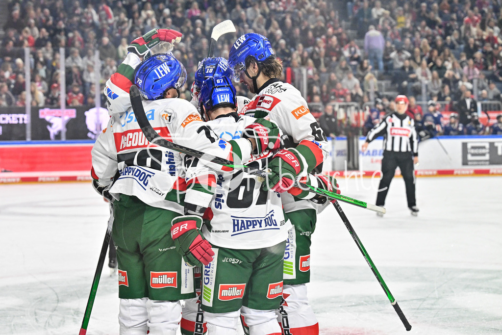 Kölner Haie - Augsburger Panther | Jubel der Gaeste nach dem Treffer zum 0-2 durch Florian ELIAS (Augsburger Panther #67) / Freude / Happy / Tor / Torschuezte / DEL: Koelner Haie - Augsburger Panther, Lanxess Arena am 05.01.2025
