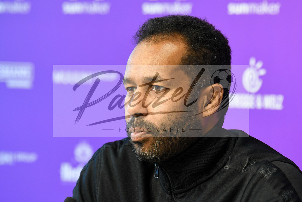 20200228_PKOSNA_0020 | Fussball, Herren: Trainer Daniel Thioune (VfL Osnabrueck) schaut waehrend der Pressekonferenz des VfL Osnabrueck im Presseraum des Stadion an der Bremer Bruecke am 28.02.2020 in Osnabrueck, Deutschland. - Realisiert mit Pictrs.com