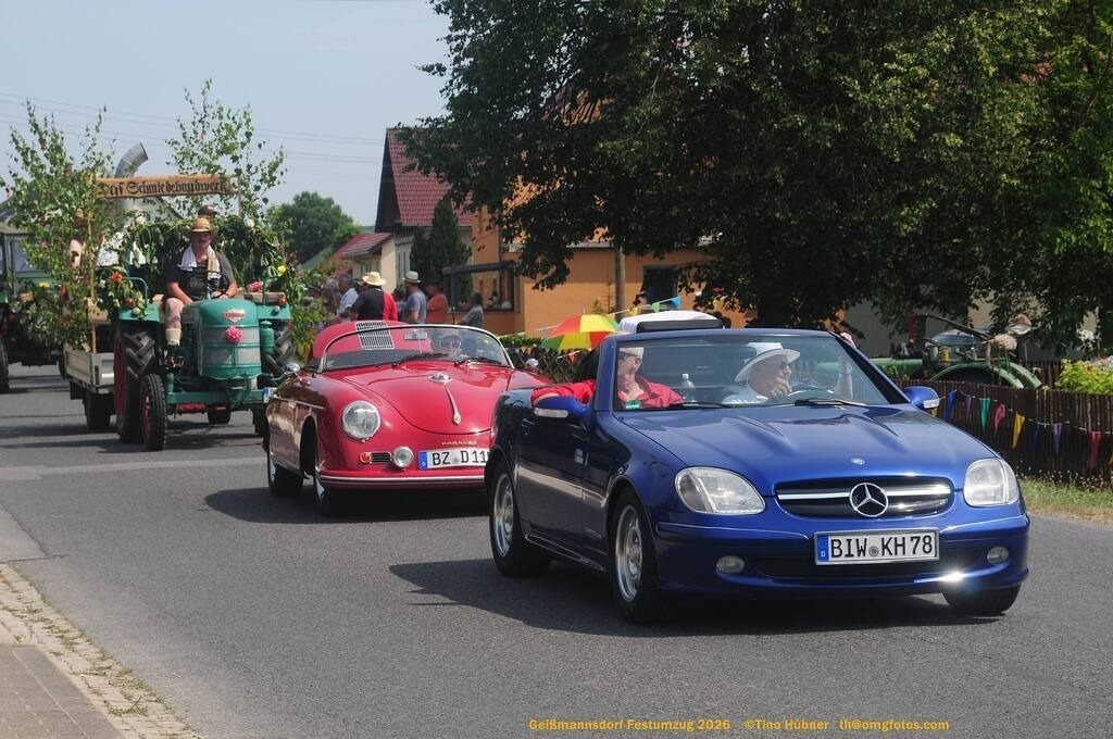 Geißmannsdorf-2026-Festumzug-152 | Festumzug in Geißmannsdorf bei Bischofswerda im Juni 2026. Fotografische Eindrücke und Momentaufnahmen vom Festumzug anläßlich des 800-jährigen Bestehens von Geißmannsdorf - mit Teilnehmern und Gästen, Strohpuppen und geschmückten Vorgärten und Grundstücken - Realisiert mit Pictrs.com