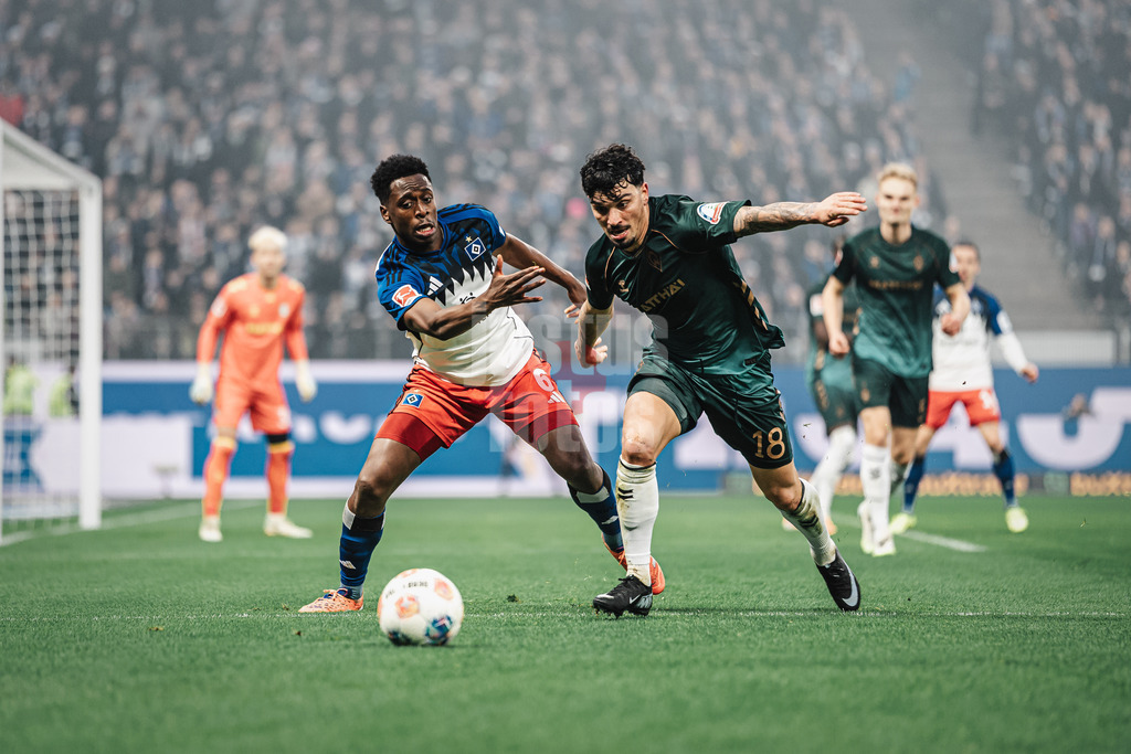 Fußball | Männer | Saison 2025/2026 | 1. Fußball-Bundesliga | 13. Spieltag | Hamburger SV vs. SV Werder Bremen | 07.12.2025 | v.l. Albert Sambi Sambi Lokonga (#6, HSV) gegen Cameron Puertas (#18, SV Werder Bremen)