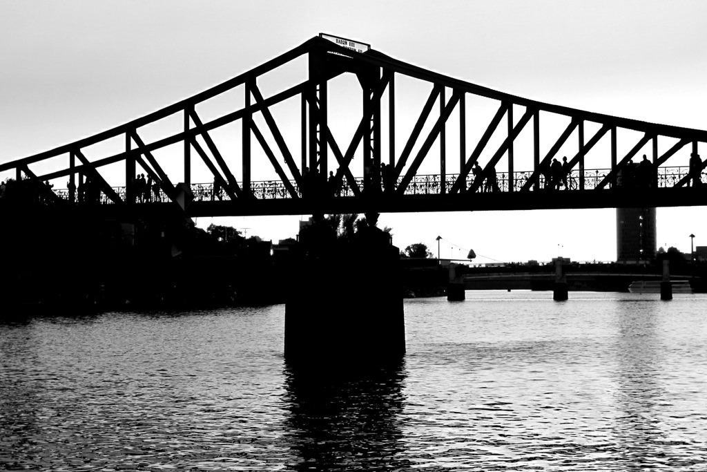 Brücke | Silhouette von Brücke mit Fußgängern - Realisiert mit Pictrs.com