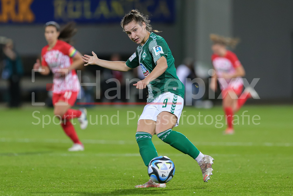 Fussball, Google Pixel Frauen-Bundesliga, SC Freiburg - SV Werder Bremen | v.li.: Sophie Weidauer (SV Werder Bremen, 9) am Ball, Einzelbild, Ganzkörper, Aktion, Action, Spielszene, DIE DFB-RICHTLINIEN UNTERSAGEN JEGLICHE NUTZUNG VON FOTOS ALS SEQUENZBILDER UND/ODER VIDEOÄHNLICHE FOTOSTRECKEN. DFB REGULATIONS PROHIBIT ANY USE OF PHOTOGRAPHS AS IMAGE SEQUENCES AND/OR QUASI-VIDEO.