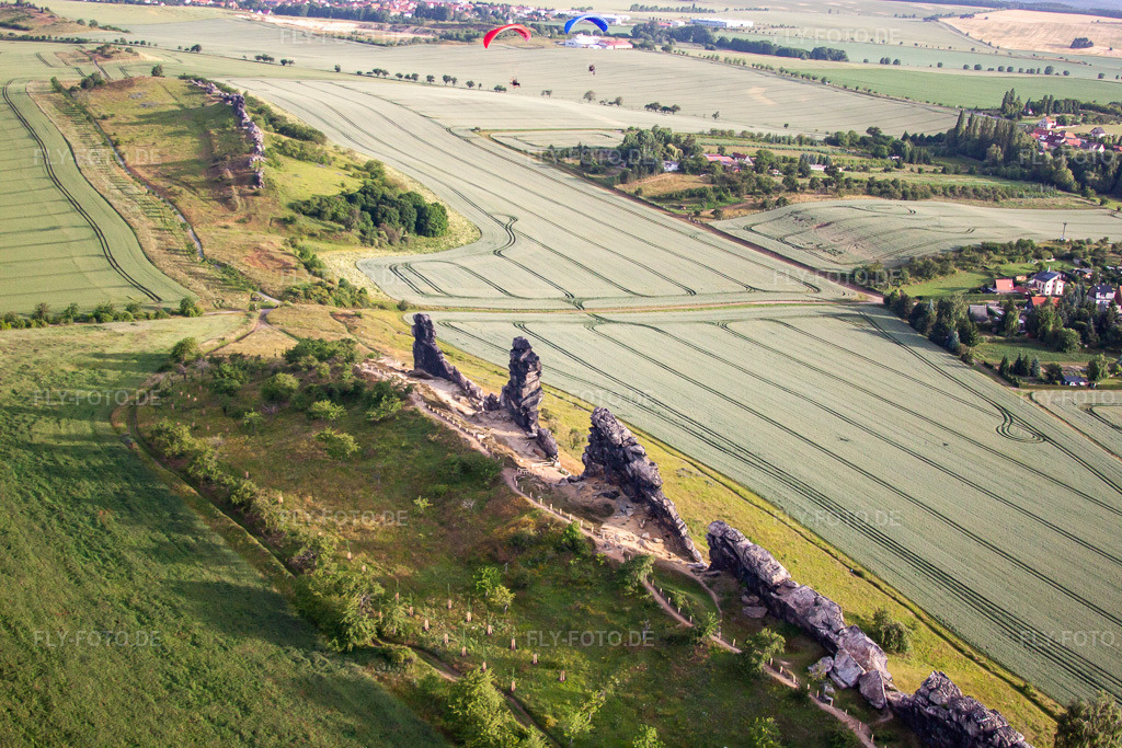 Luftbild: Strukturen auf landwirtschaftlichen Feldern an der Felsformation Teufelsmauer im Ortsteil Weddersleben in Thale im Bundesland Sachsen-Anhalt in Deutschland. Foto: IMG_58329.jpg vom 30.06.2013 durch Werner Riehm/FLY-FOTO.de