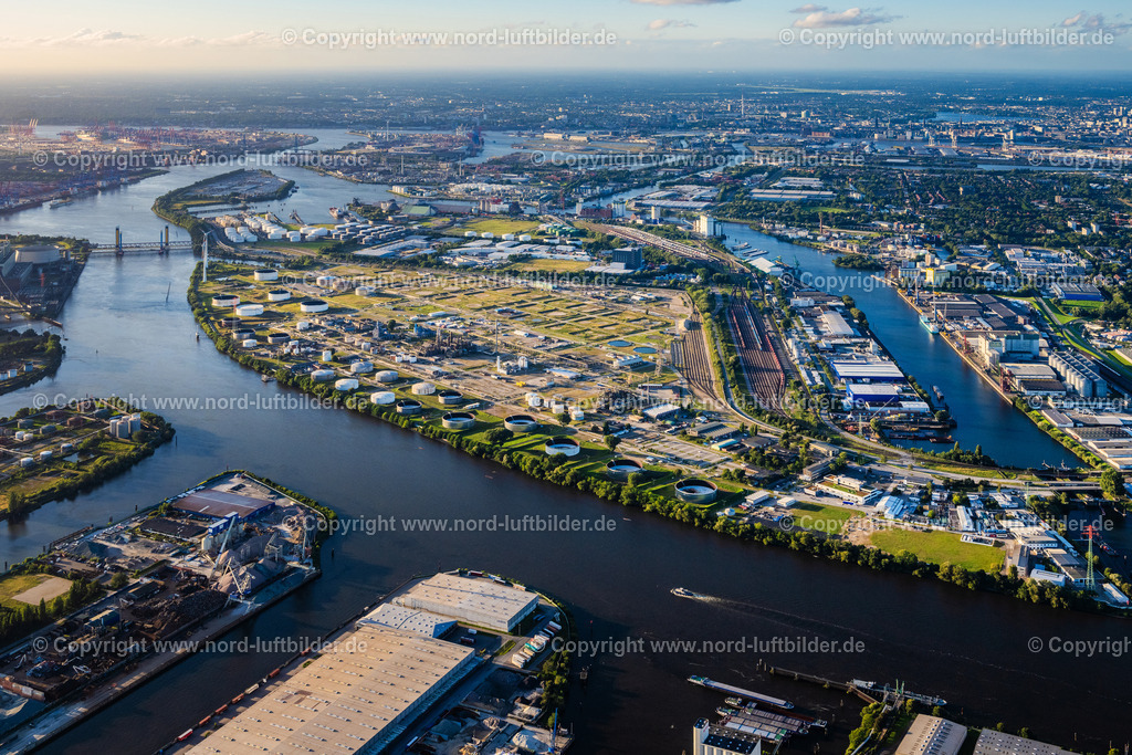 Hamburg_Wilhelmsburg_Hohe_Schaar_Gewerbegebiet_ELS_3080090823 | HAMBURG 21.08.2023 Raffinerie- Anlagen und Leitungssysteme auf dem Werksgelände des Mineralöl- Produzenten " Shell " in Hamburg, Deutschland. // Refinery equipment and management systems on the factory premises of the mineral oil manufacturers " Shell " in Hamburg, Germany. Foto: Martin Elsen