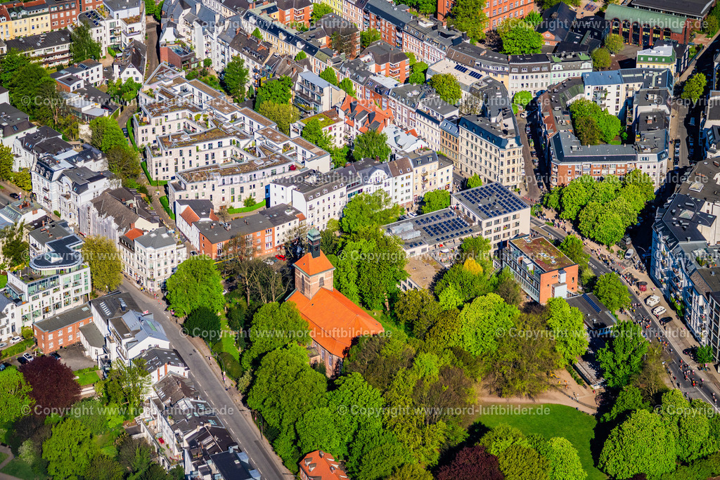 Hamburg_Altona_Christiansklopstock_Kirche_ELS_2315270425 | HAMBURG 27.04.2025 Kirchen- Gebäudekomplex " Christian Klopstock Kirche " an der Klopstockstraße, Klopstockplatz in Hamburg, Deutschland. // Church building complex " Christian Klopstock Kirche " on street Klopstockstrasse, Klopstockplatz in Hamburg, Germany. Foto: Martin Elsen